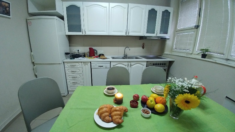 kuhinja u apartmanu za dnevni najam u beogradu